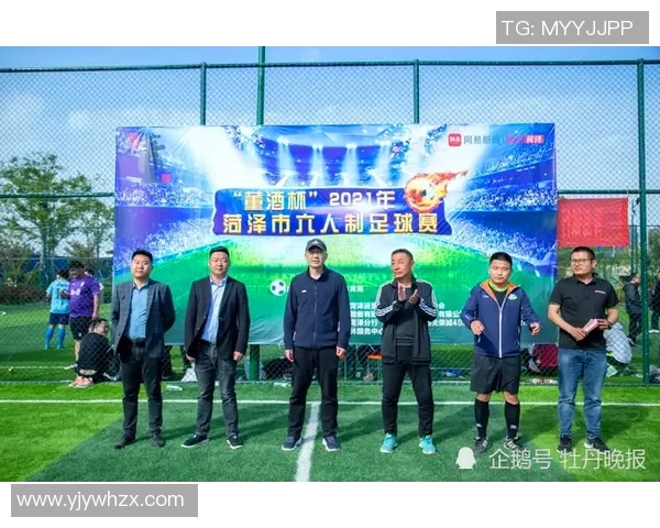 上海足球裁判董事件引发热议球迷与媒体对裁判公正性提出质疑